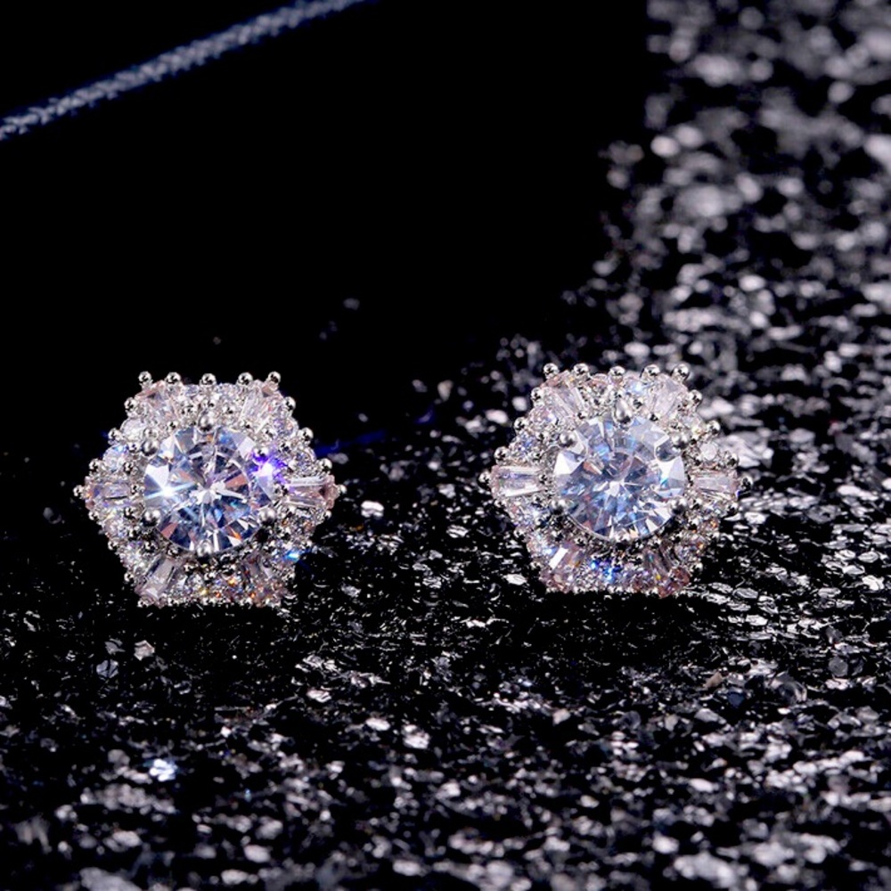 NWT STERLING SILVER ELEGANT Diamond stud Earrings